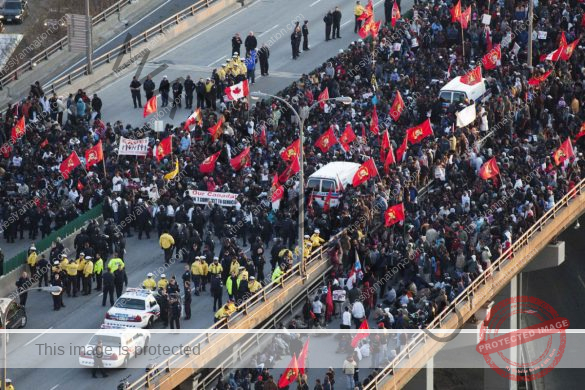 Tamil protesters block the Gardiner Expressway, a major freeway going through the middle of downtown Toronto May 10, 2009, to protest the conflict between the Sri Lankan government and the Liberation Tigers of Tamil Elam (LTTE).      REUTERS/Mark Blinch (CANADA CONFLICT POLITICS)